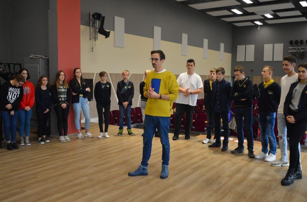 Kūrybinės teatro dirbtuvės – fizinė ir meninė veikla, gerinanti moksleivių emocinę sveikatą!